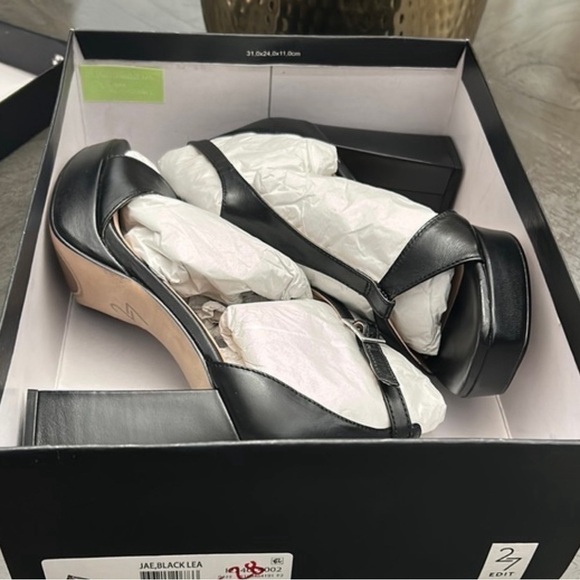 27 EDIT Naturalizer Jae Leather T-Strap Platform Dress Sandals (Wide) - Picture 2 of 11